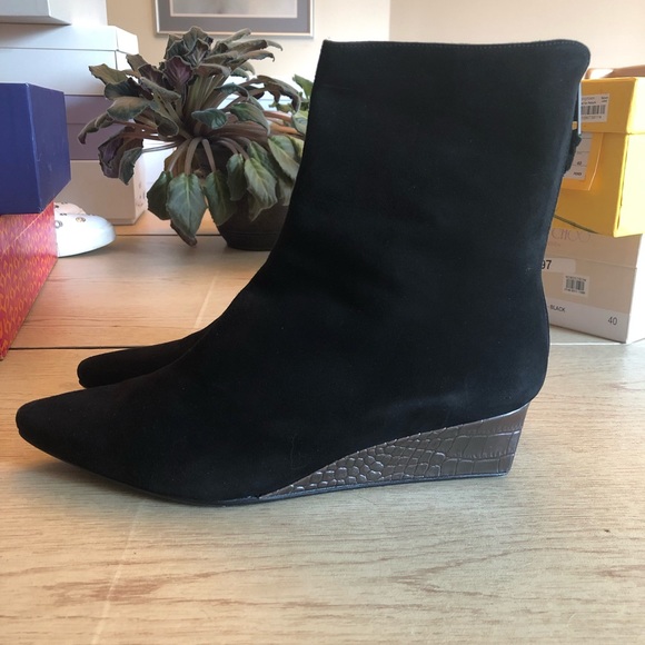 NWT STUART WEITZMAN SUEDE BOOTS - Picture 2 of 4